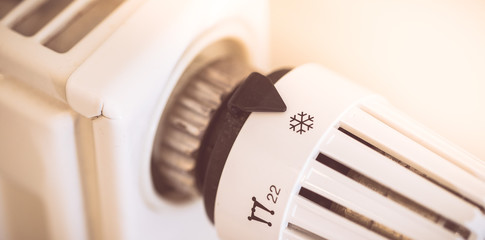 Heizkörper mit Thermostat, Sonnenschein, Breitbild