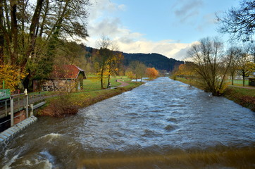 Fototapeta na wymiar Fluss durch Freiburg im Herbst