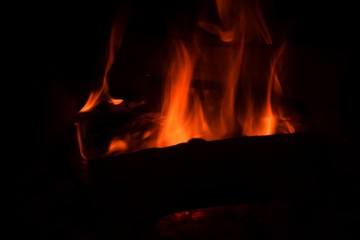 Heißes Kaminfeuer mit lodernden Flammen in einem Kaminofen
