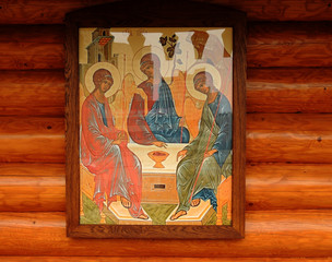 Образ Святой Троицы на фасаде церкви Нины Равноапостольной в Черемушках, в Москве.