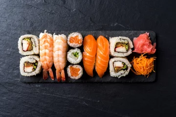 Fototapeten Overhead-Aufnahme von japanischem Sushi auf schwarzem Betonhintergrund © Leszek Czerwonka