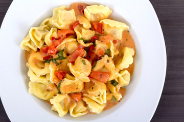 tortellinis pasta in tomato sauce