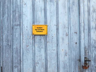 Garagentor mit Schild