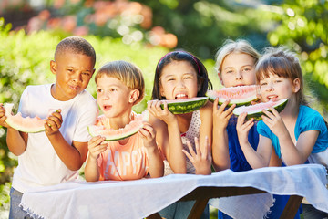 Gruppe Kinder isst Melonen