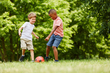 Jungen spielen Fußball in den Ferien