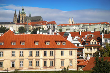 Obraz premium Panoramic view on St. Vitus Cathedral from Charles Bridge in Prague, Czech Republic