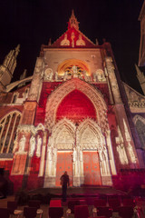 Fototapeta na wymiar Illuminations de Noël sur la façade de la Collégiale Saint-Thiébaut à Thann