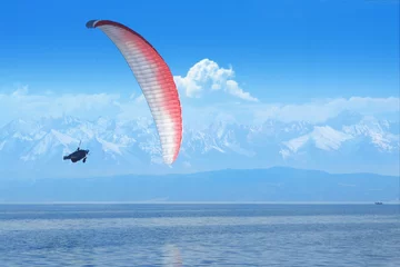 Photo sur Plexiglas Sports aériens Paraglider in mid-air