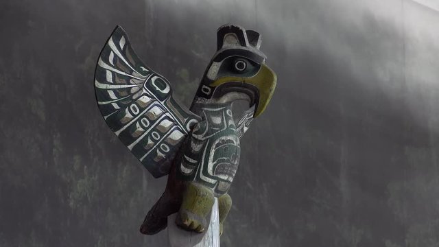 totem pole eagle at the top in native indian display 4k museum