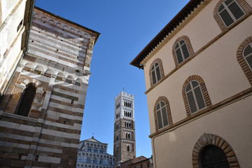 Campanile et façade du Duomo de Lucca en Toscane, Italie