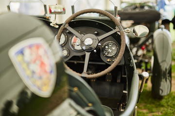 Fototapeta premium Cockpit eines Oldtimer-Rennwagens