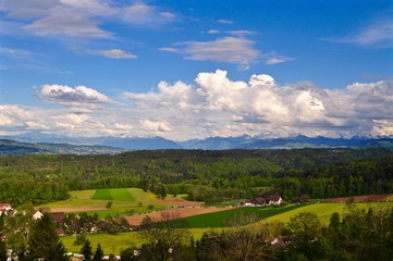 Obraz premium Blick vom Albis - Pass über Langnau a. A, das Sihltal und den Sihlwald bis zu den Schweizer Berge im Hintergrund