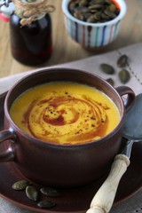 Kürbiscremesuppe in rustikaler Suppentasse
