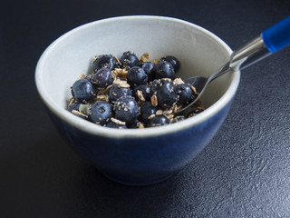 Petit- déjeuner : bol de myrtilles et céréales, muesli
