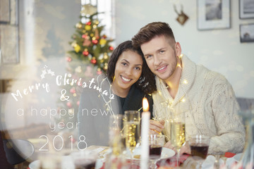 verliebtes paar feiert weihnachten zusammen