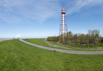 Deutschland, Niedersachsen, Ostfriesland, Krummhörn, Der Leuchtturm Campen (1890 fertiggestellt) ist der höchste Leuchtturm in Deutschland. Er steht an der Mündung der Ems in die Nordsee.