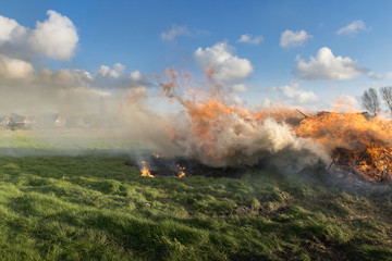 Deutschland, Niedersachsen, Ostfriesland, Osterfeuer in Twixlum.