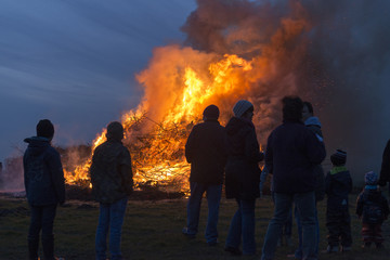 Deutschland, Ostfriesland, Osterfeuer