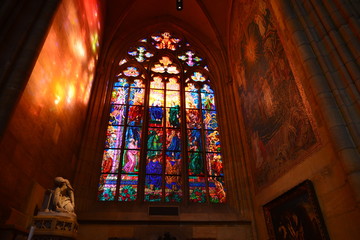 Fototapeta na wymiar Glasmalerei im Veitsdom auf der Prager Burg 