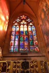 Fototapeta na wymiar Glasmalerei im Veitsdom auf der Prager Burg 