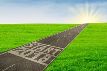 Obraz premium Empty road with start line and numbers 2018