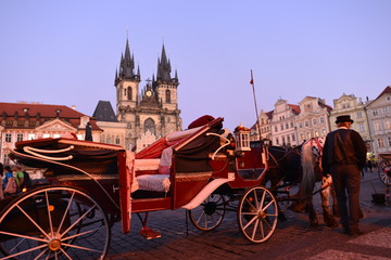 Fototapeta premium Pferdekutschen auf dem Altstädter Ring Prag