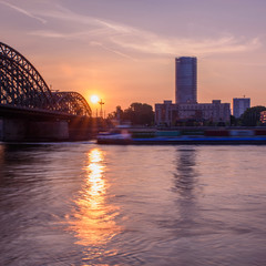 Sonnenaufgang in Köln mit Blick über den Rhein an der Hohenzollern Brücke