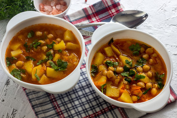 Tomato soup with chickpeas