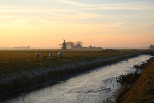 Molen bij zonsondergang op het platteland