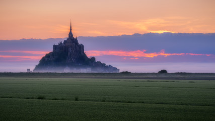 Obraz premium Beautiful panoramic view of famous Le Mont Saint-Michel tidal island at sunrise. Normandy, northern France