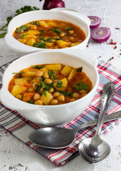 Tomato soup with chickpeas