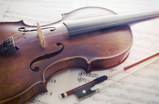 Violine mit Bogen auf Notenbl&auml;ttern