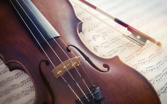 Violine mit Bogen auf Notenbl&auml;ttern