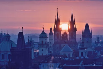 Foto op Plexiglas Zonneschijf tussen torenspitsen van de Praagse Oude Stadskerk van Onze-Lieve-Vrouw vóór Tyn © dves