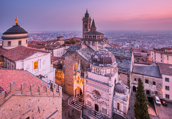 Naklejka premium Widok z Campanone z Duomo po lewej i Cappella Colleoni / Basilica di Santa Maria Maggiore po prawej, Bergamo, Lombardia, Włochy
