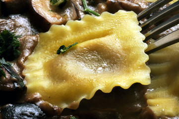 Ravioli e funghi Cucina italiana Italian cuisine sounding Raviolis 意大利餃 Porcini Hongos Mushrooms Равиоли رافيولي 