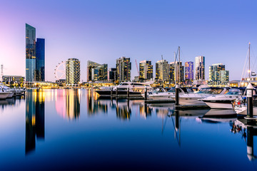 Obraz premium Yara River in Sunset and Clear Sky at Dockland, Melbourne, Australia