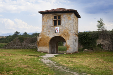 Fototapeta na wymiar Torre junto a la Abadía de Bonnefont