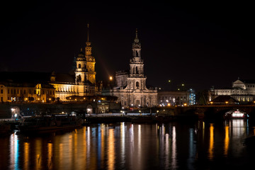 Naklejka na ściany i meble Elbe und Terrassenufer Dresden mit Kunstakademie,Schloßkirche,Hofkirche und Semperoper