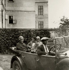 FOTO ANTICA CON SIGNORE ED AUTISTA A BORDO DI AUTO D'EPOCA 