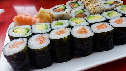 Maki und Inside Out Sushi Platte mit Lachs und Avocado