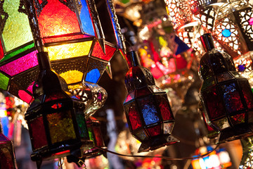 Bunte Lampen und Laternen auf Markt in Marokko