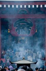 Naklejka premium Smoke scene of Grand traditional big lantern of Sensoji temple in Tokyo.
