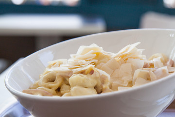 Italienische Tortellini Carbonara mit Parmesan