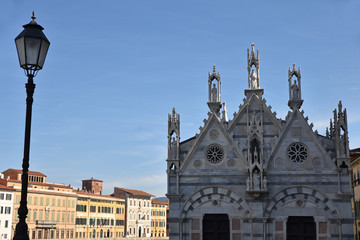Fototapeta na wymiar Eglise Santa Maria della Spina sur les bords de l'Arno à Pise en Toscane, Italie