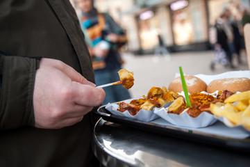 Mann teilt sich Currywurst und Pommes Mayonnaise - obrazy, fototapety, plakaty