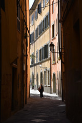 Ruelle du centre historique de Pise en Toscane, Italie