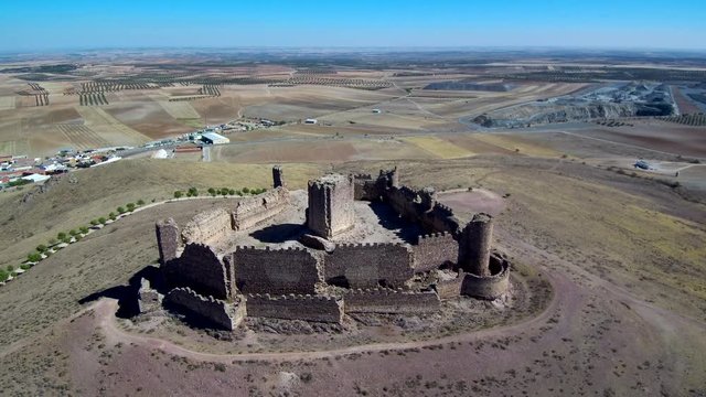 Castillo de Almonacid de Toledo desde el aire. Video aereo