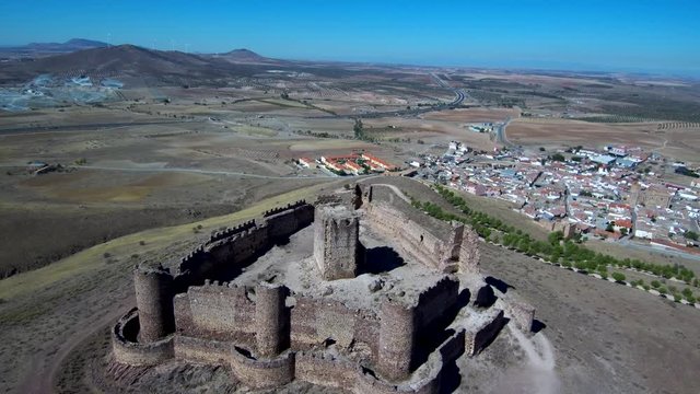 Almonacid de Toledo ( Castilla La Mancha, España) desde el aire. Video aereo con drone