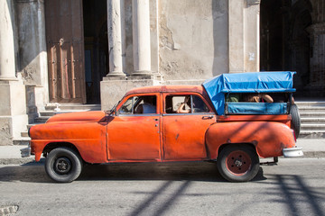 Wunderschöner Oldtimer auf Kuba (Karibik) - komplett gefüllt mit Menschen...